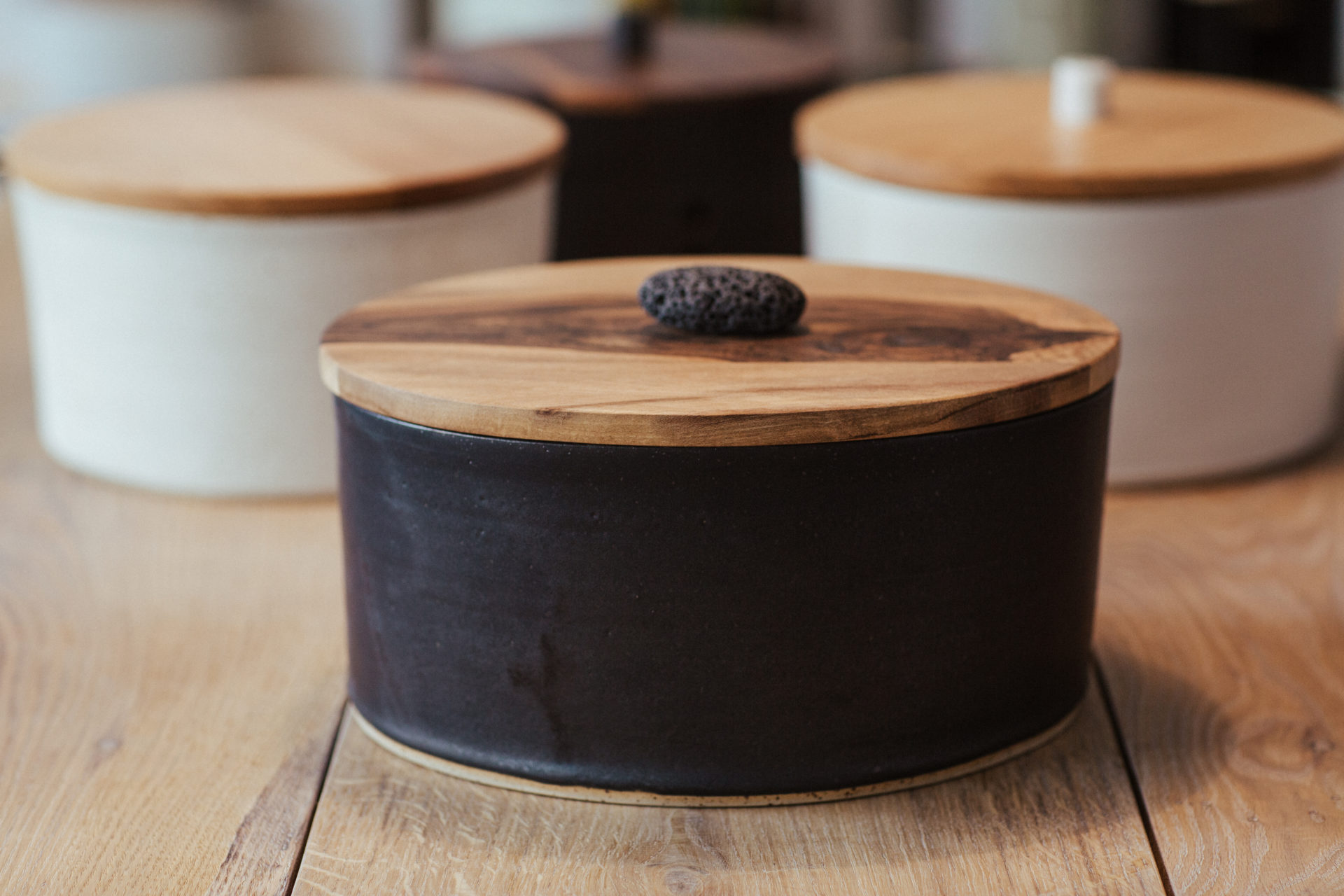 Brottopf-oval-mit-Spots-schwarz-matt-Walnuss-Vulkansteinknauf.jpg