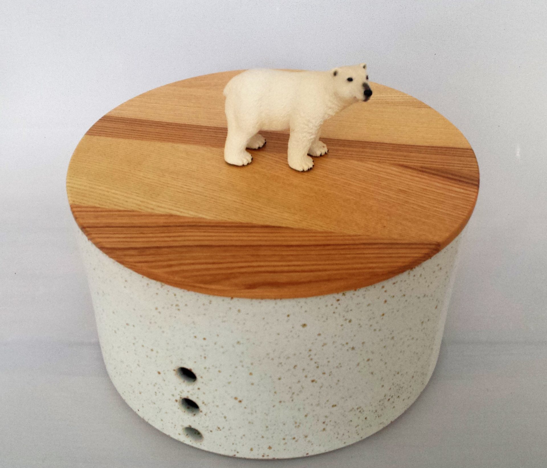 Brottopf-weiß-matt-mit-Spots-Eschenholzdeckel-und-Eisbär-2.jpg