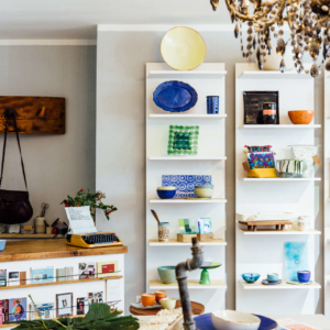 Innen Ansicht des Werkstattladens mit Regalen voller Keramik