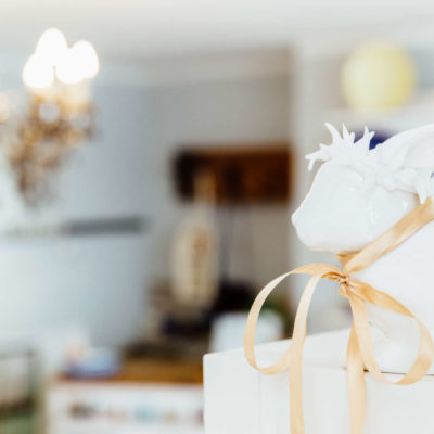 eleganter weißer Keramik Osterhase