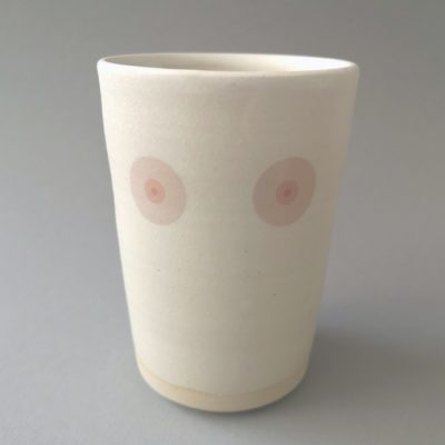 gerader Busen Becher mit Nippelaufdruck aus Steinzeugton