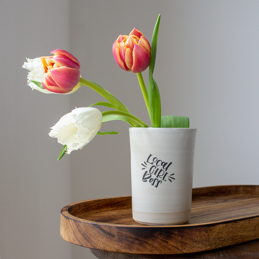 localgirlboss Logo Tonbecher mit frischen Tulpen