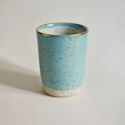spotsswimmingpool hellblauer Tonbecher aus Steinzeugton mit Goldrand